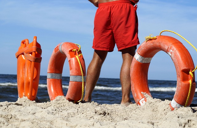 Imagem de guarda-vidas na praia com equipamentos de mergulho
